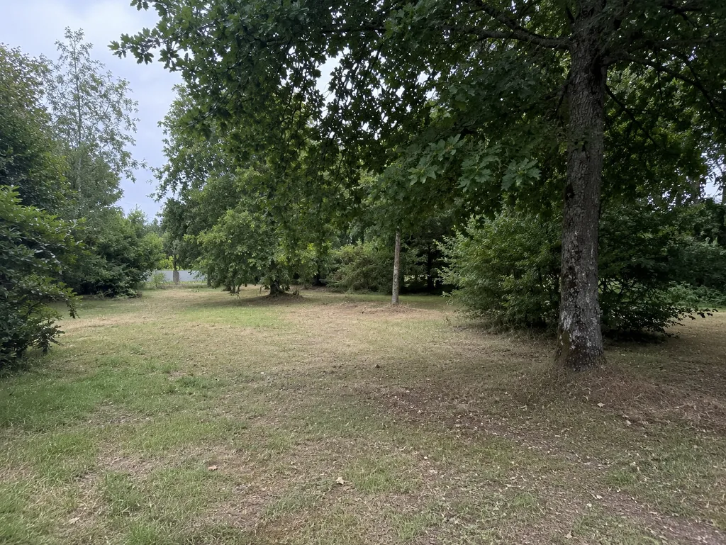 À découvrir sur la commune Le Porge, ce magnifique terrain de 790 m² en première ligne vous séduira, entouré de tranquillité. 