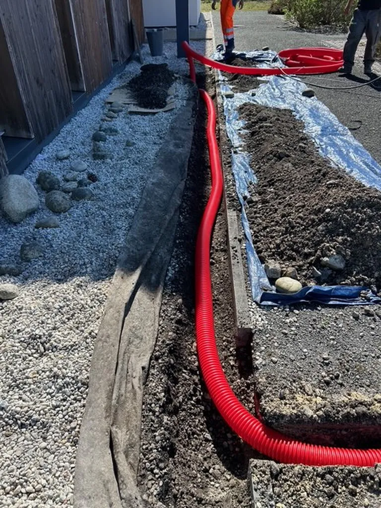 À Martillac 33650 en Gironde, aménagement d'infrastructure avec tranchée et installation de deux bornes de recharge doubles sur pied V2C Trydan 22kW pour flotte d'entreprise.
