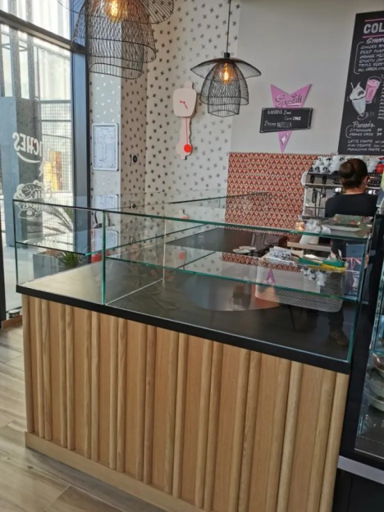 Vitrine en verre pour une boulangerie sur ARLES dans les bouches du Rhône