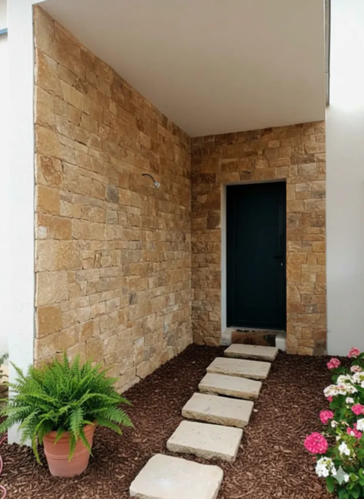 Réalisation d'un habillage de façade avec parement en pierre pour valoriser la maison à Trévoux dans l'Ain