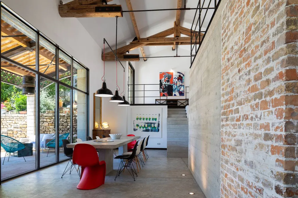 salle à manger où se mélange le bois le métal et le béton 13300n Salon de Provence