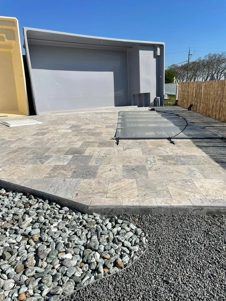 DALLES SUR PLOTS TRAVERTIN SILVER RUSTIC SUR LUNEL – 34 – HERAULT