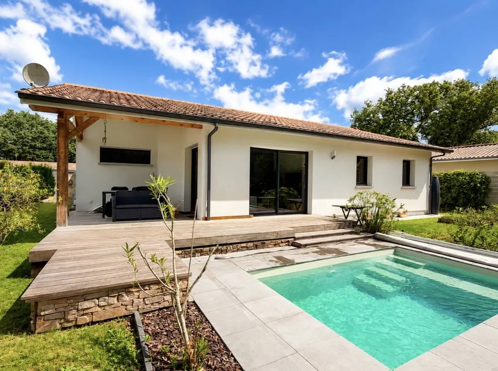 Maison récente de plain pied 95m², 3 chambres, piscine, garage sur 564m²