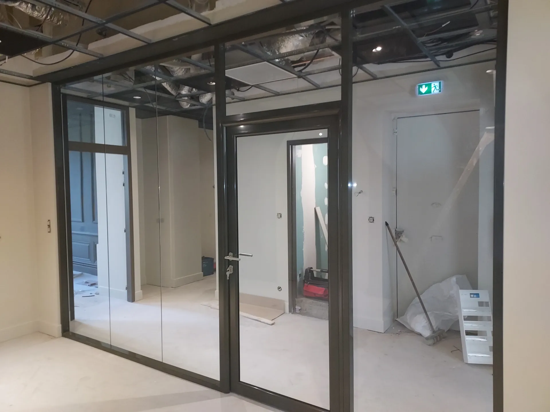 Pose de cloisons entièrement vitrées avec porte vitrée dans une entreprise Place de la Bourse à Lyon 2 lors d'une rénovation complète des bureaux