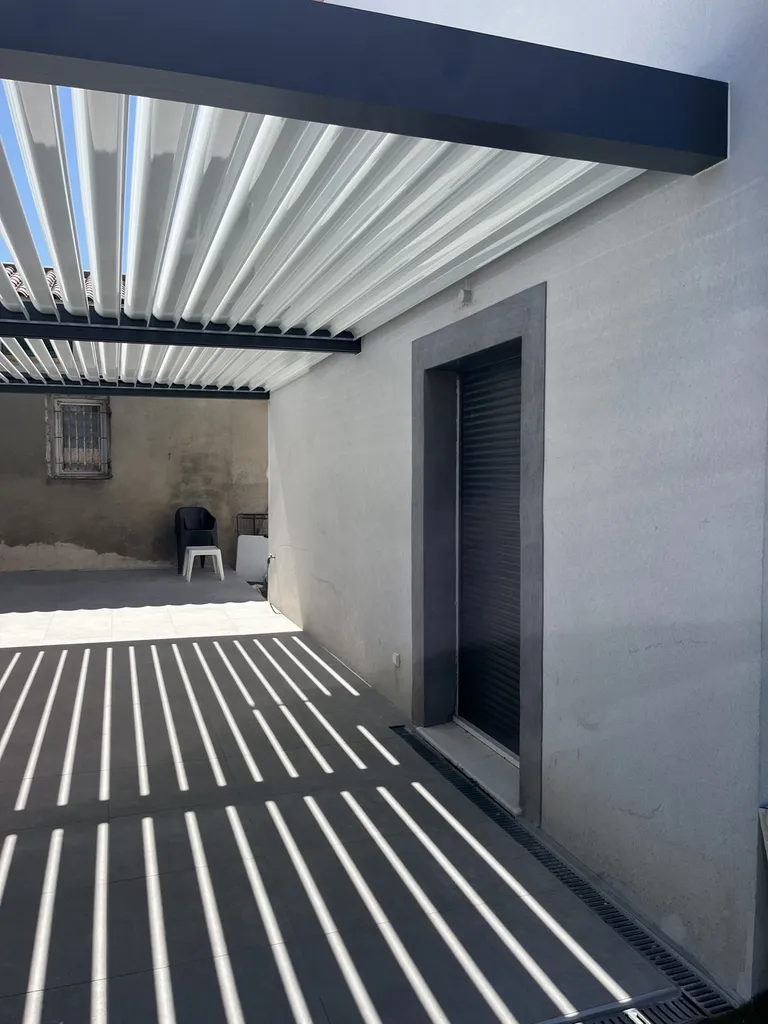 Pergola bioclimatique IZI en aluminium sur Carry le Rouet 