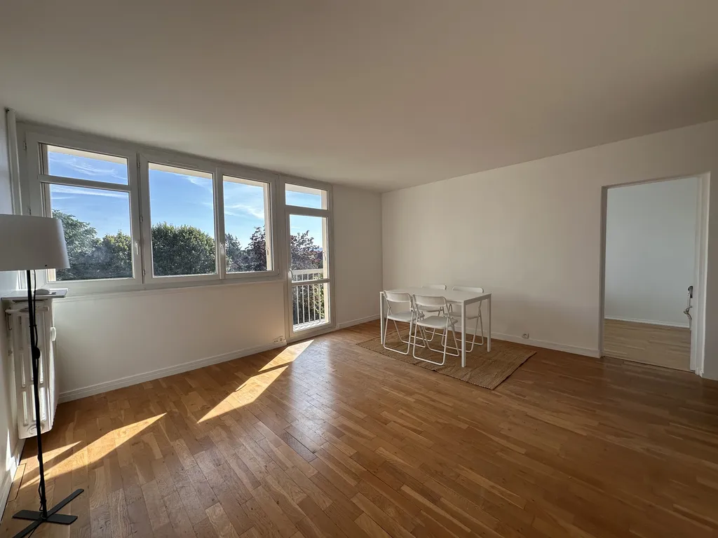 Au Pecq Centre, dans une résidence familiale avec gardien et espaces verts, 3 pièces meublé rénové, traversant Est-Ouest, balcon