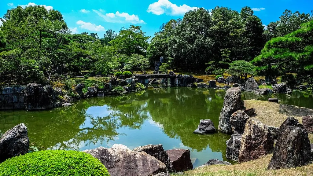 Conception de jardin japonais avec bassin et petit pont à Roanne proche de Lyon