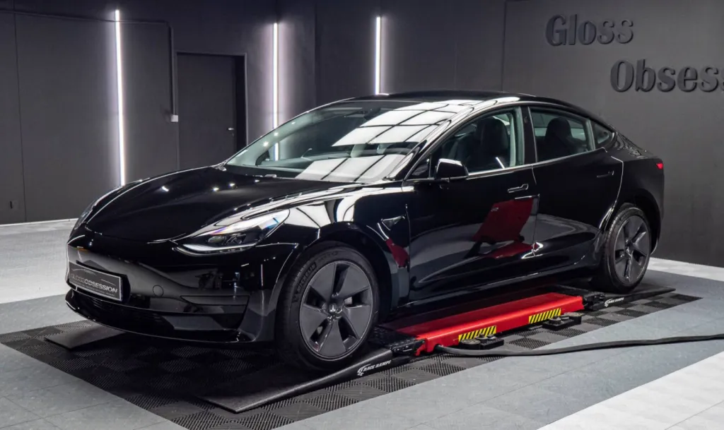 Tesla model 3 noir protégée avec le film de protection XPEL