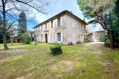 Vente à Carpentras élégante maison bourgeoise XIX à rénover avec jardin arboré, proche centre historique.