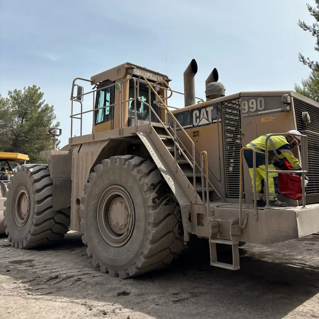 Installation et maintenance d’extincteurs sur engins industriels lourds : un impératif de sécurité dans les Bouches du Rhône 
