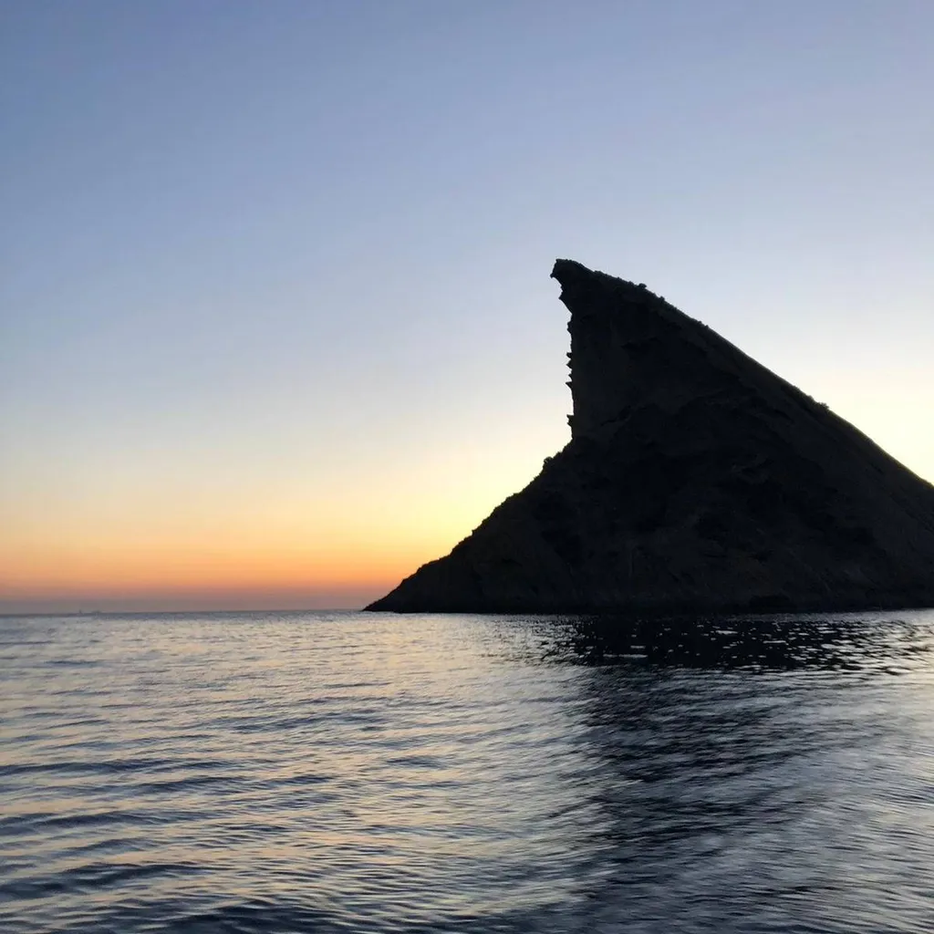 Plongez dans l'intimité des Calanques de La Ciotat avec nos skippers experts, vous menant vers des grottes secrètes et des criques isolées, pour une expérience maritime exclusive avec L'Eden Boat