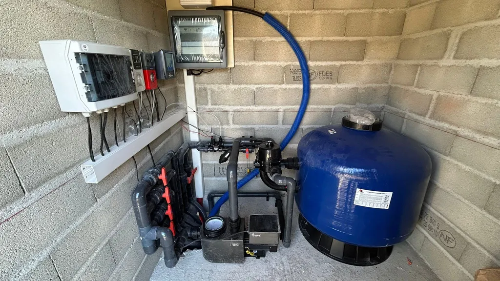 Équipement complet de piscine neuve avec pièces à sceller, filtration et traitement automatique dans les Bouches-du-Rhône – local technique et hydraulique