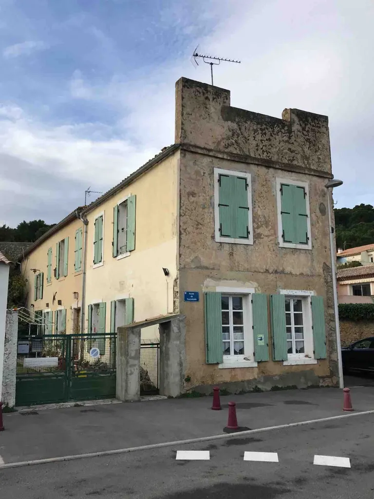 Rénovation d’une façade en torchis gratté à Gruissan proche de Narbonne