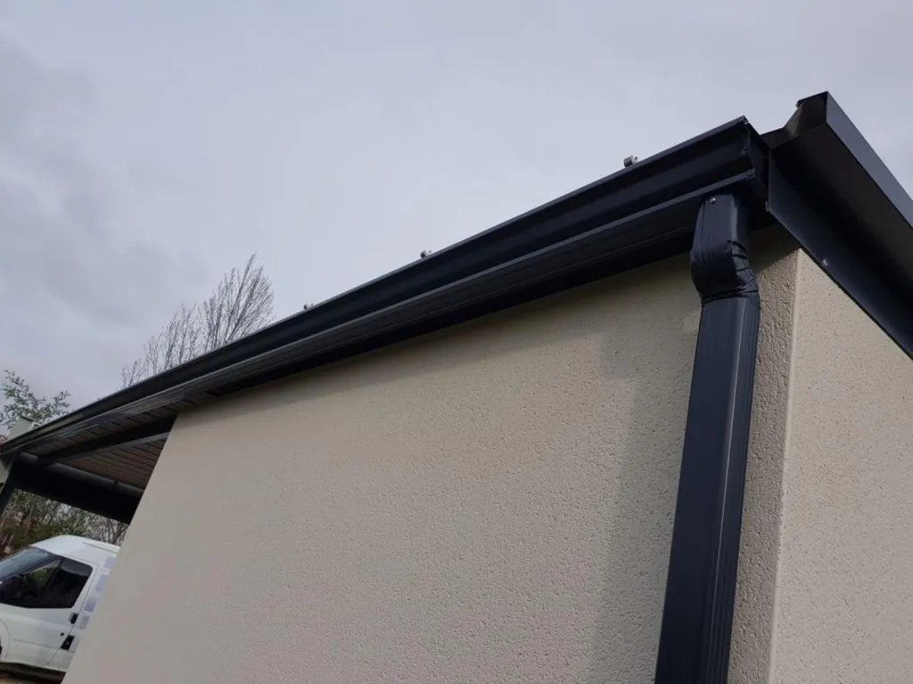 Remplacement complet de gouttières aluminium sans raccords pour toiture ancienne à Toulouse, performance et étanchéité renforcées