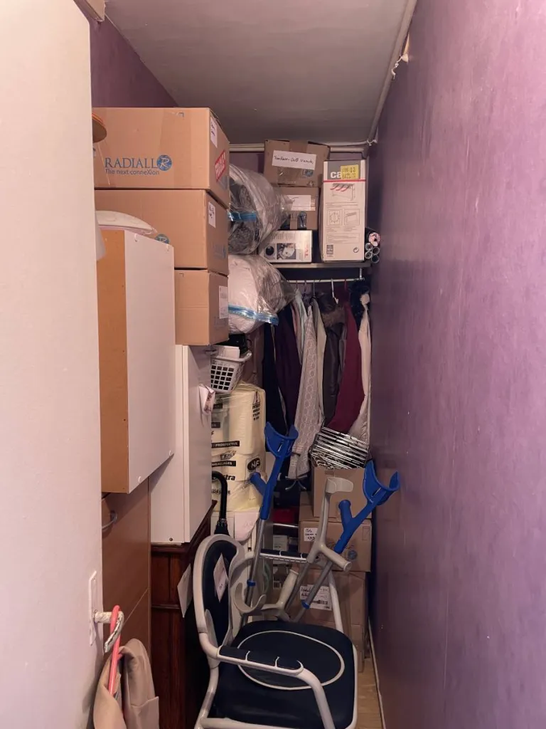 intérieur d'une penderie prête à être déménager par oben à Yvetot