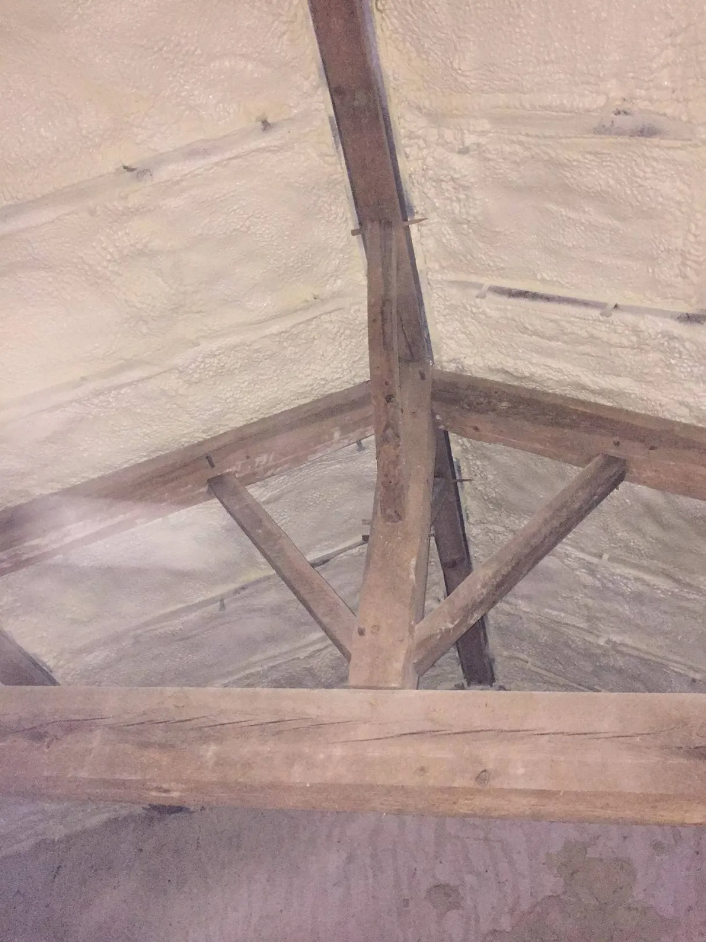 polyuréthane pour isoler le toit d'une maison à Angoulême