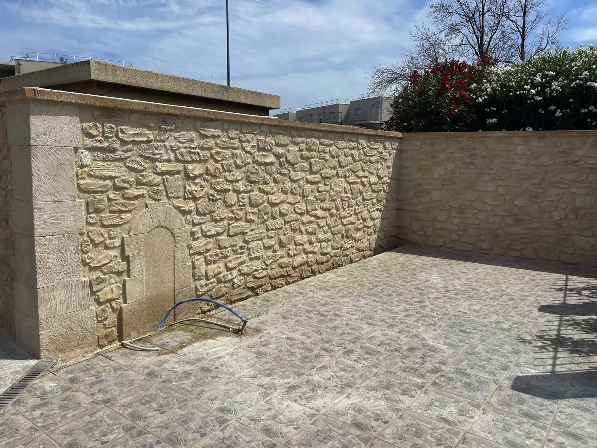 Décoration d’un porche d’entrée et d’une clôture autour d’une piscine à Rivesaltes proche de Perpignan dans les Pyrénées Orientales 