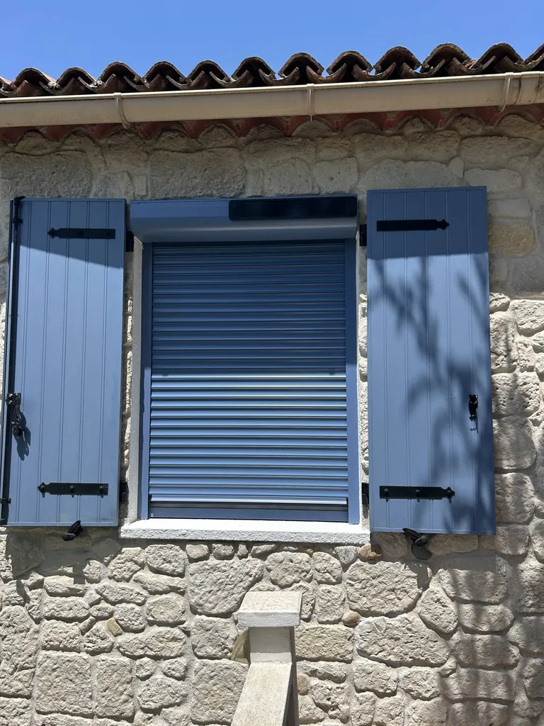 Pose de volet battant en aluminium et volet roulant solaire à Apt dans le Vaucluse (84)