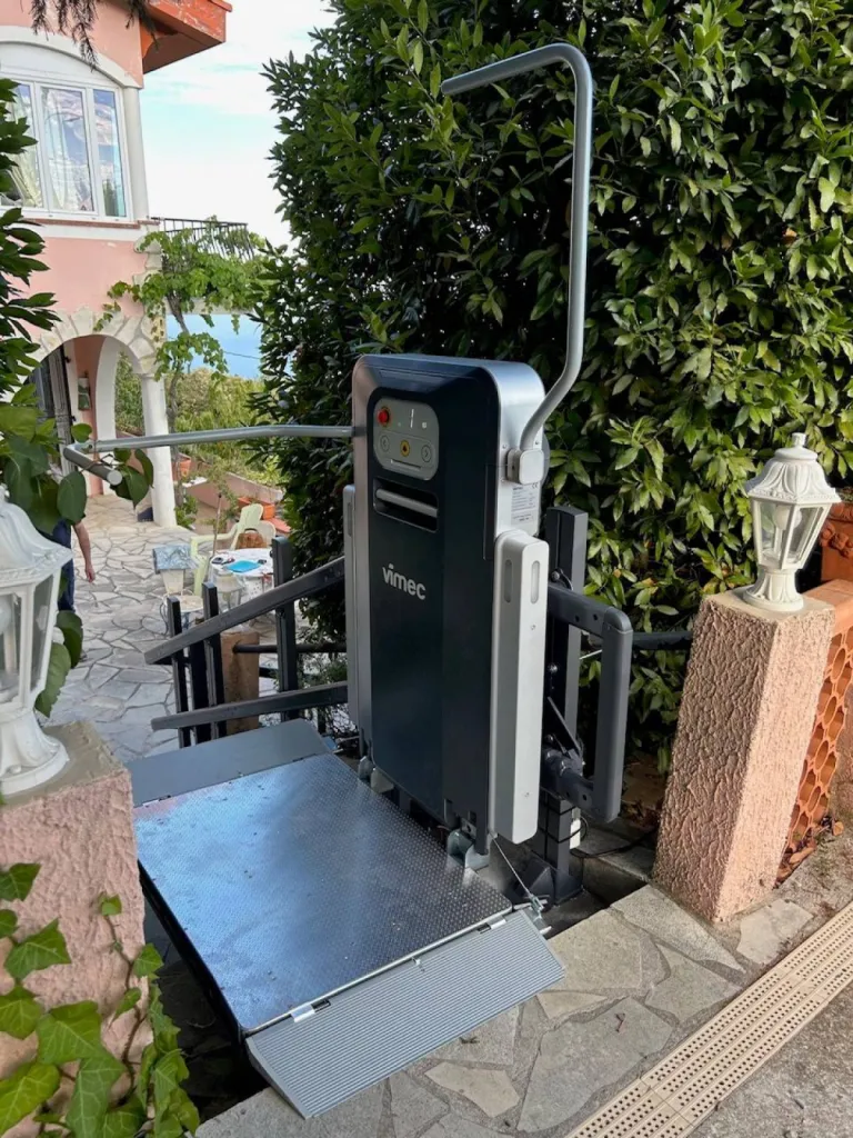 Sur la partie supérieure de cet escalier courbe en extérieur, la plateforme VIMEC V6 S est programmée pour que l'utilisateur sorte de la plateforme en toute sécurité