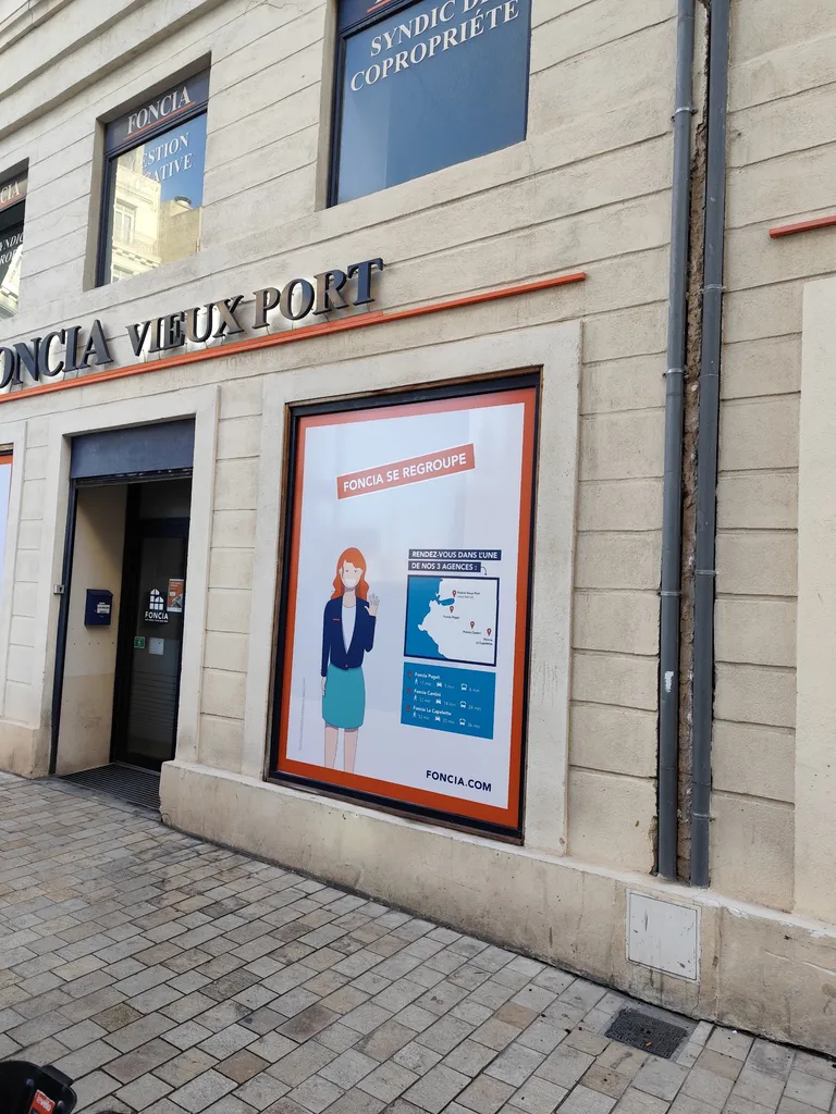Vitrophanie personnalisée sur cloisons vitrées pour agence immobilière a Marseille information publicitaire et anti vis a vis de vos bureaux 