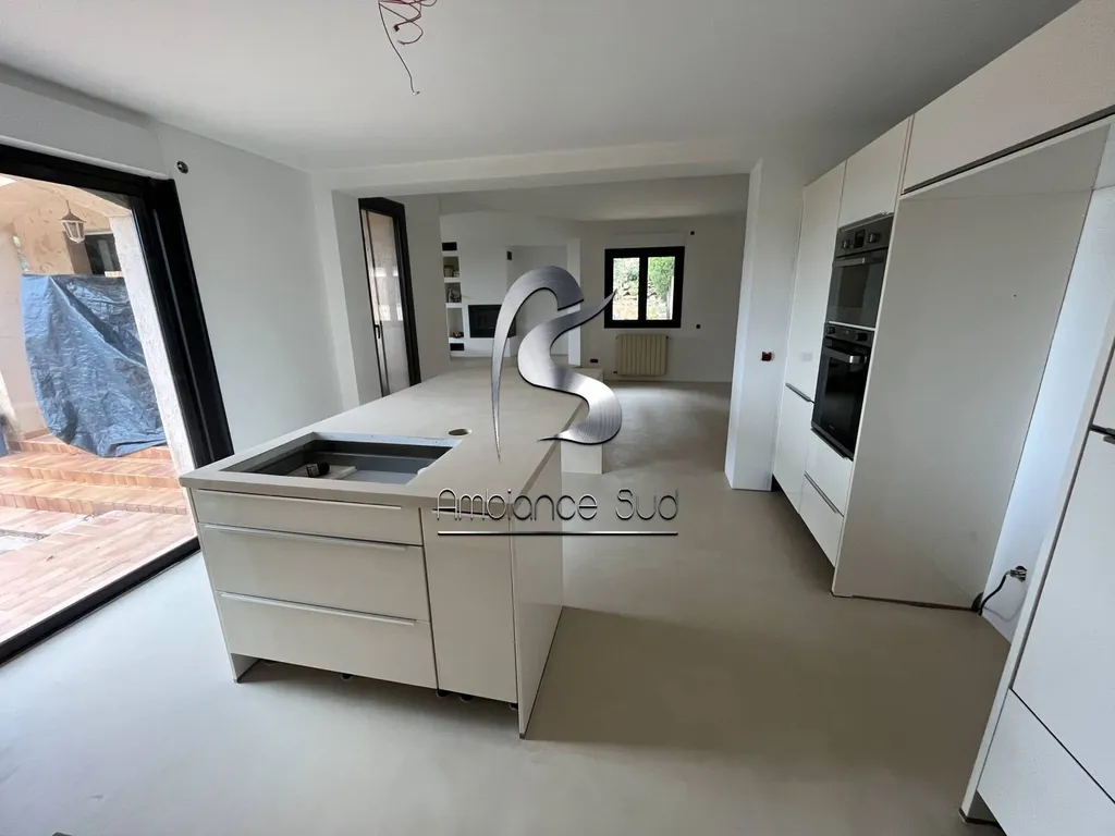 Îlot de cuisine en béton ciré taloché à Hyères dans le Var