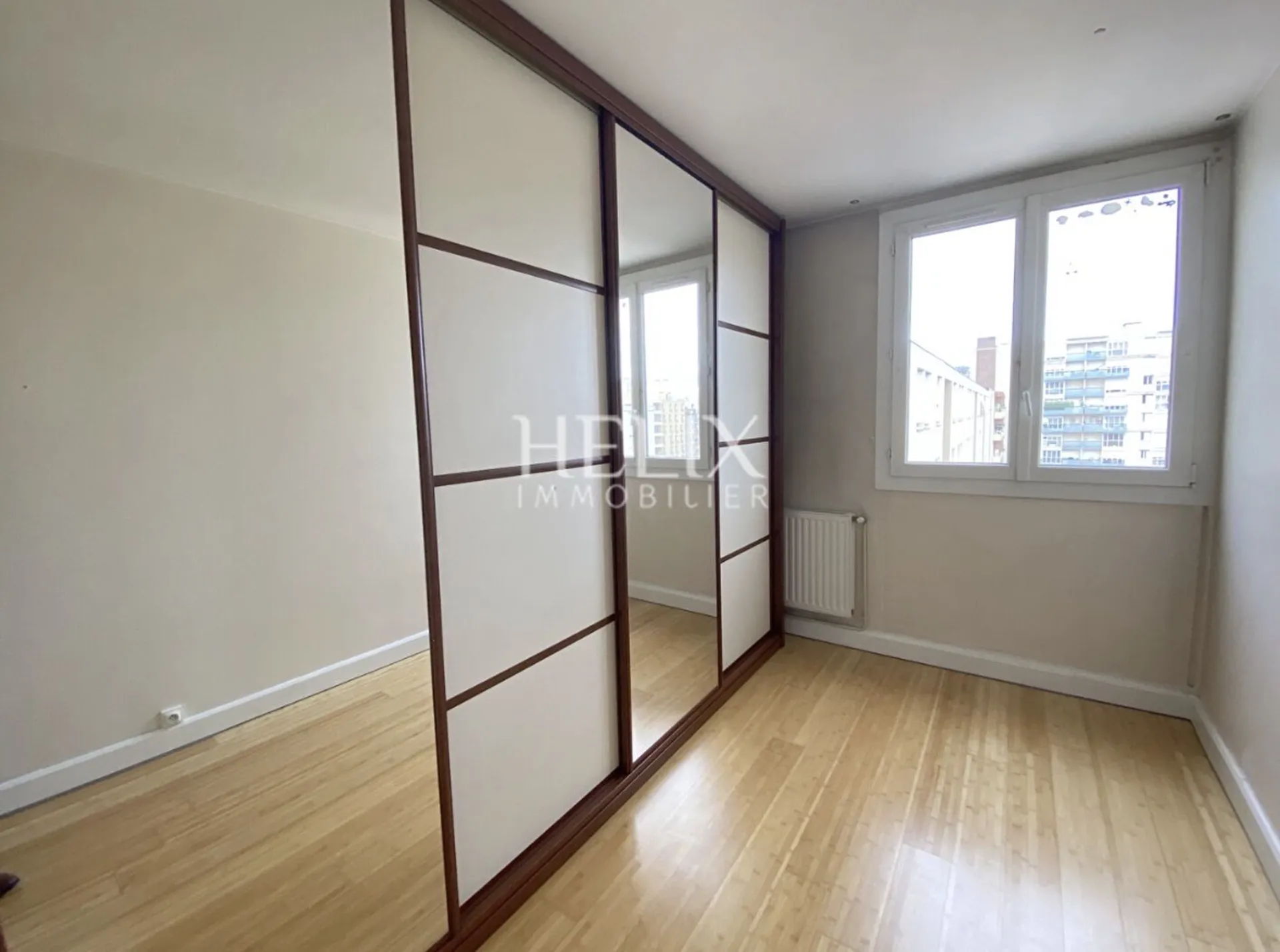 En exclusivité - appartement lumineux au dernier étage avec ascenseur, balcon et loggia plein sud. Proche bus et RER A.