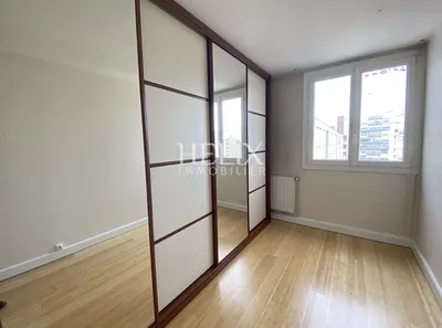 En exclusivité - appartement lumineux au dernier étage avec ascenseur, balcon et loggia plein sud. Proche bus et RER A.