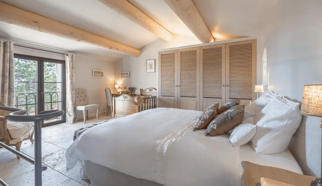 The Suite Naïs : A tranquil and elegant haven in Provence with refined interiors, modern comforts and harmonious outdoor connection