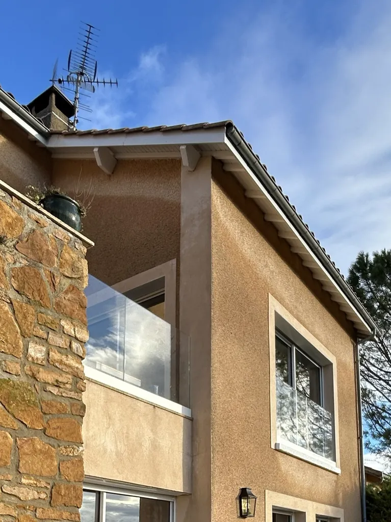 Garde-corps en verre après remplacement à Couzon-au-Mont-d’Or pour moderniser l’extérieur et sécuriser la terrasse