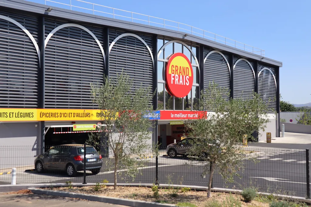 Clôture autour d'un magasin à Gardanne
