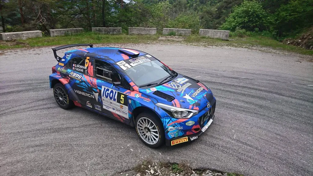 Pose covering sur mesure sur véhicule de compétition