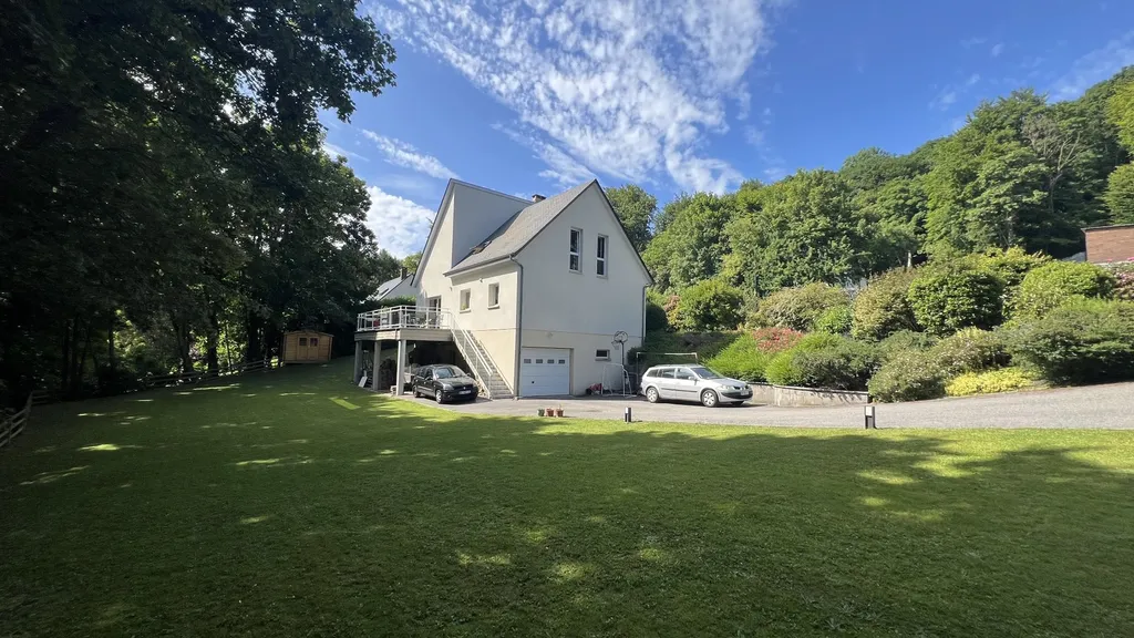 A vendre Maison de 2005 de 4 chambres avec sous-sol complet, terrasse et terrain arboré de 2 291 m², environnement calme et verdoyant proche des Villes Sœurs.
