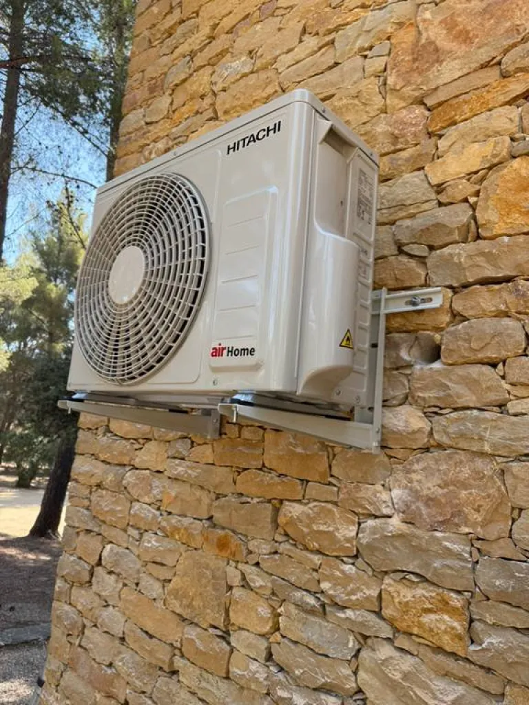 Installation de deux unités Hitachi pour refroidir et chauffer votre maison 