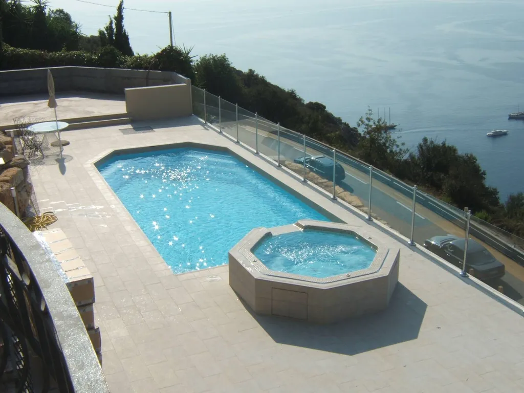 piscine coque polyester Côte d'Azur