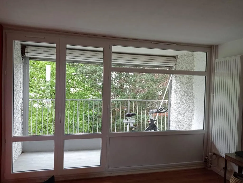 Installation de nouvelles fenêtres en PVC blanc conforme à la RE2020 dans une copropriété à Caluire-et-Cuire (69300)