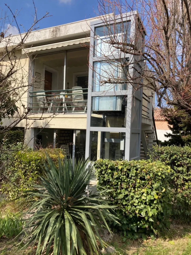 Elevateur vertical extérieur VIMEC en structure autoporteuse en verre à Marignane près de Marseille