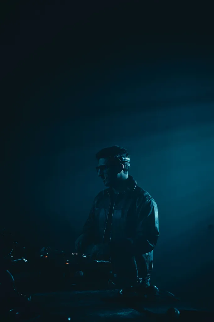 DJ professionnel assurant l’ambiance musicale lors d’un gala et événement d’entreprise à Toulouse avec sonorisation et mise en lumière.