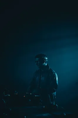 DJ professionnel assurant l’ambiance musicale lors d’un gala et événement d’entreprise à Toulouse avec sonorisation et mise en lumière.