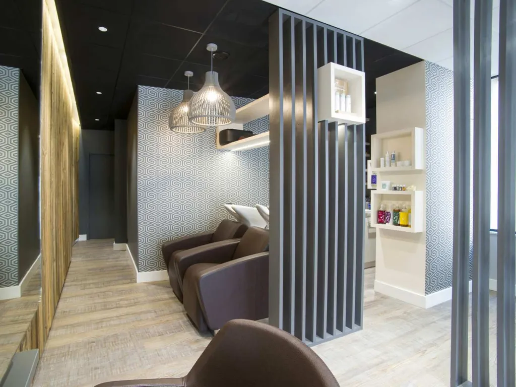 Barron Agencement salon de coiffure dans les Monts du Lyonnais espace shampoing