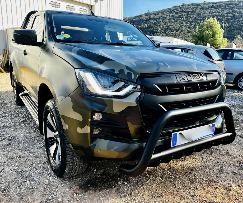 Covering intégral camouflage sur un Isuzu près de Saint-Maximin dans le Var
