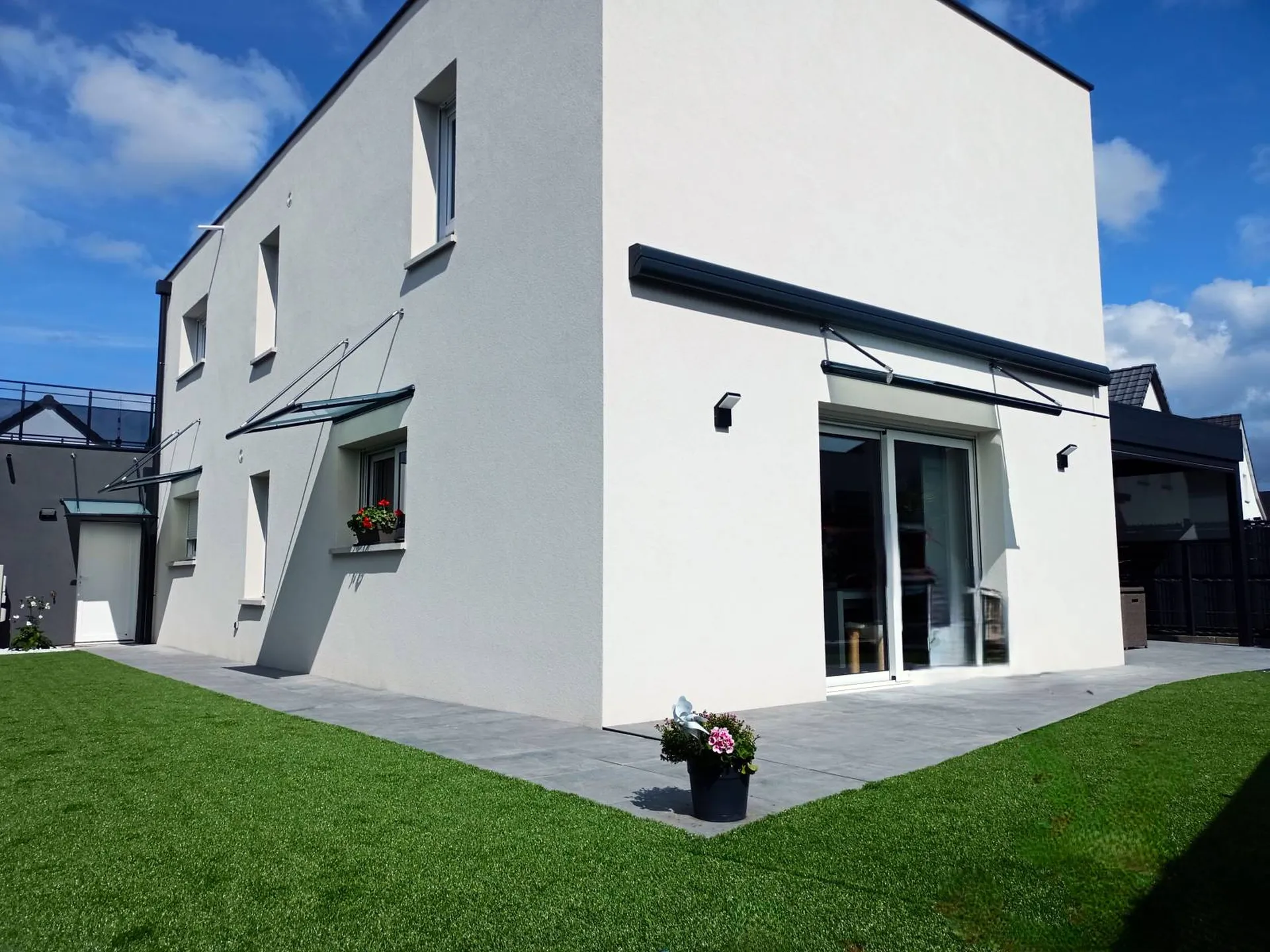 Maison avec marquises vitrés