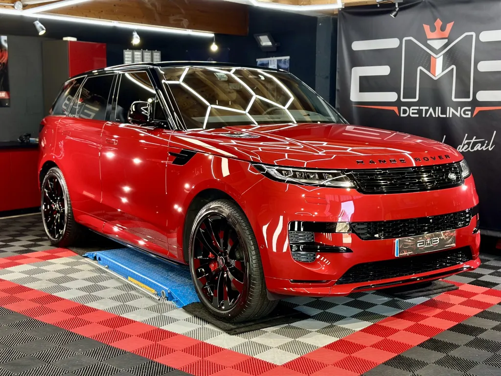 Polissage rénovation carrosserie spécialiste du traitement céramique sur lyon Range Rover sport 