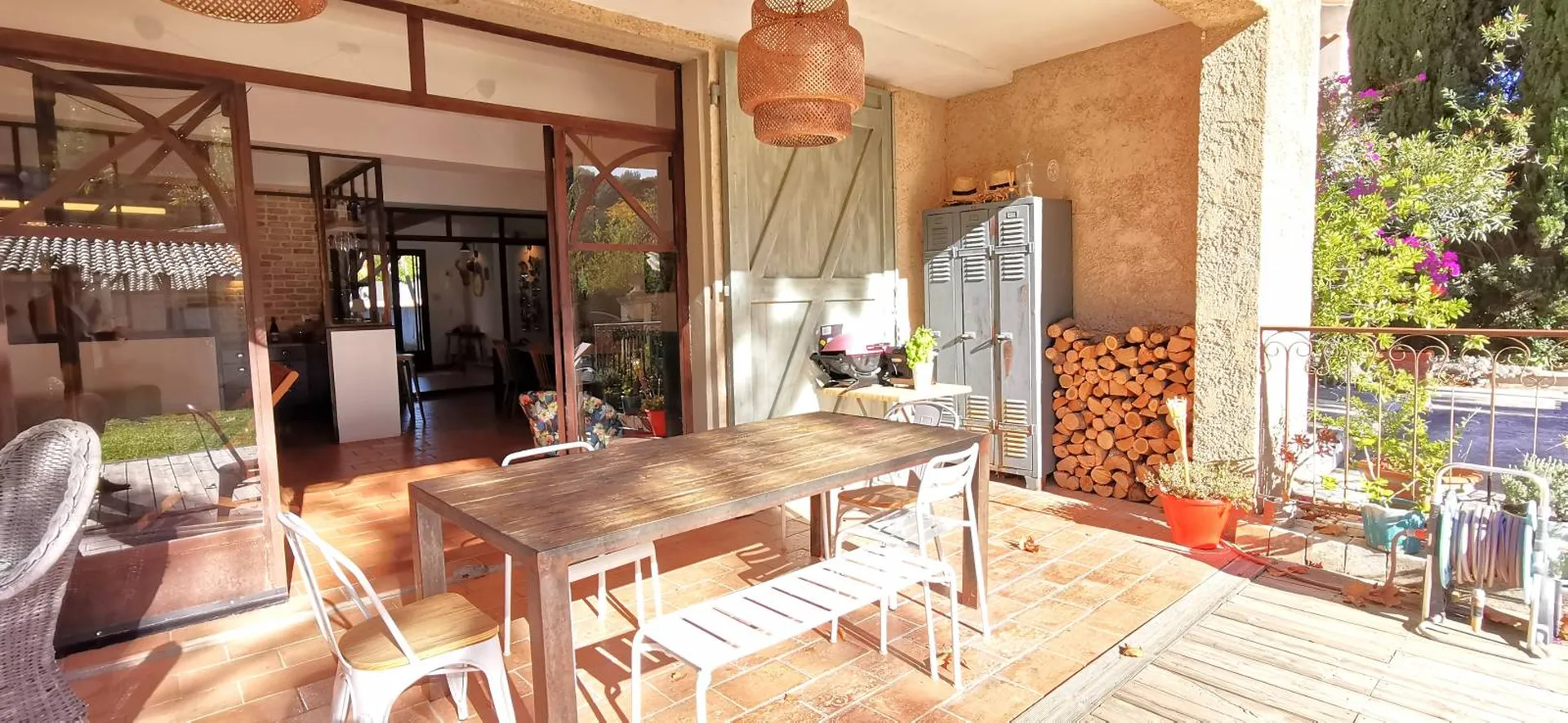 A vendre rez-de-villa T4/5 Cassis  avec terrasses, piscine et garage à 3 kms du port