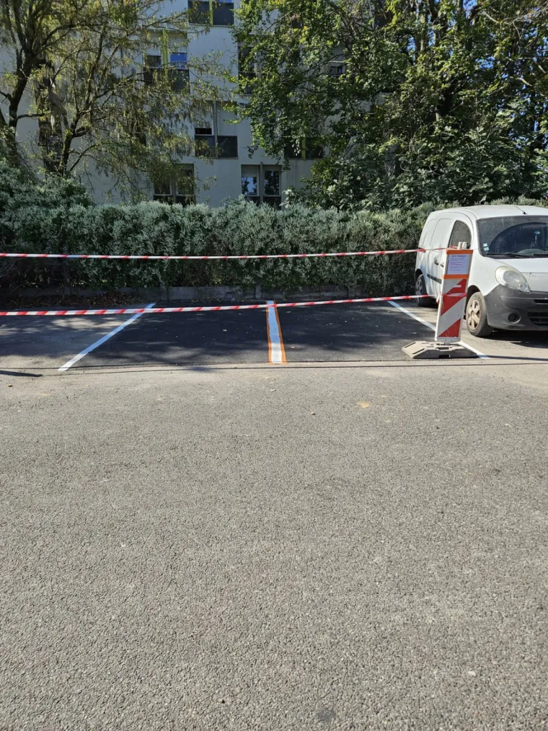 Entreprise de terrassement dans l'Ain pour démolition d'un ancien enrobé pour mise en œuvre d'un nouveau enrobé et marquage au sol dans un parking de copropriété à Divonne-les-Bains