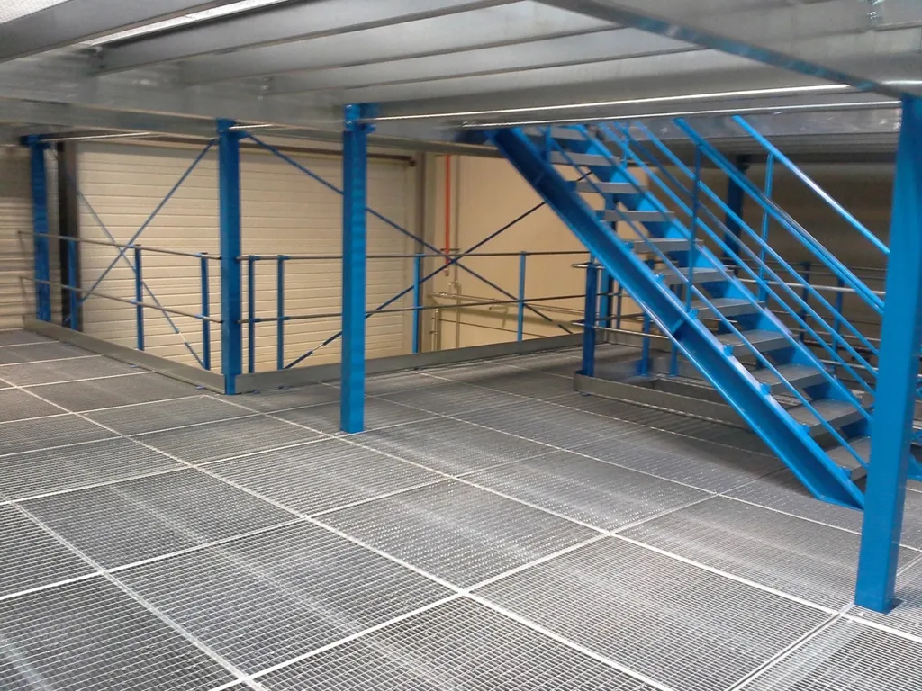 Plateforme de stockage 3 niveaux avec plancher en caillebotis
