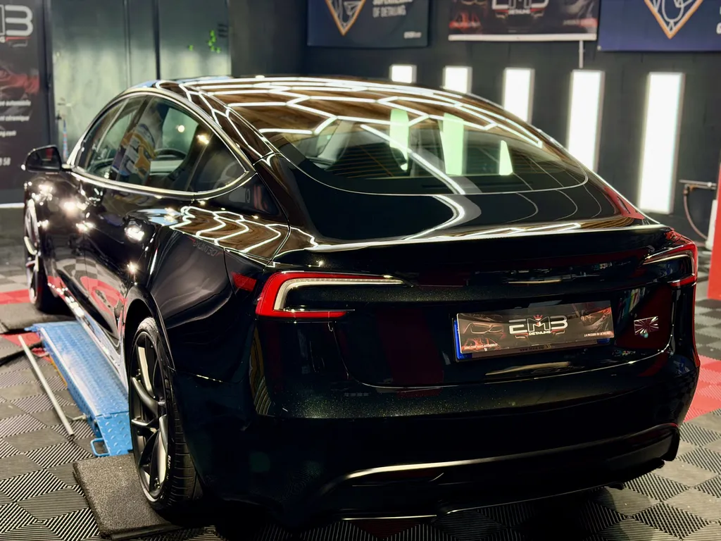 Préparation esthétique et traitement céramique Tesla Model 3 noir neuf à Écully proche Lyon avec protection carrosserie haut de gamme EMB DETAILING
