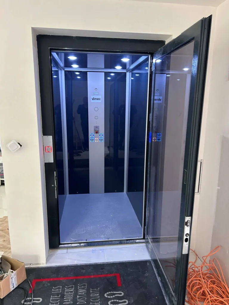 Une fois les finitions achevées, voici un magnifique ascenseur de maison installé par Oval'Access en gaine dans une maison rénovée près de Marseille