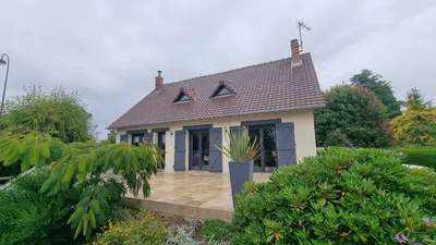 À deux pas des commerces, cette maison rénovée de 118 m² avec sous-sol complet et grand jardin de 1 500 m² allie confort et tranquillité. A 13 min de A28 et 25 min de Dieppe 76200