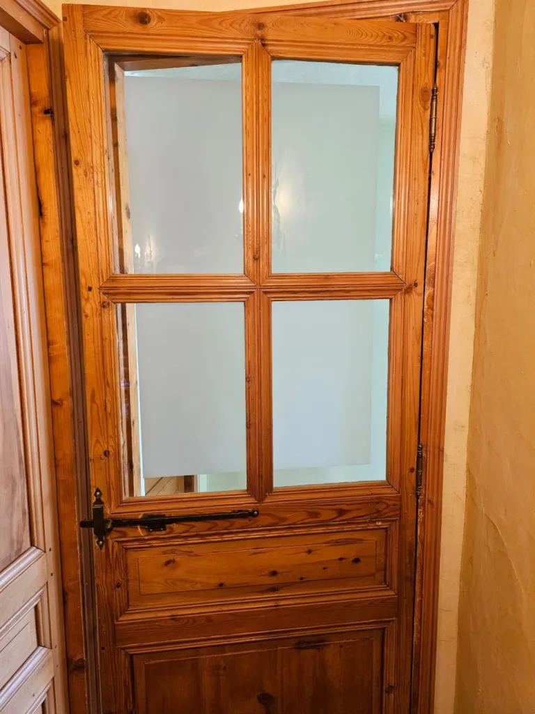 Fabrication et pose de vitres sérigraphiées par technique de sablage avec décors personnalisés à Eygalières