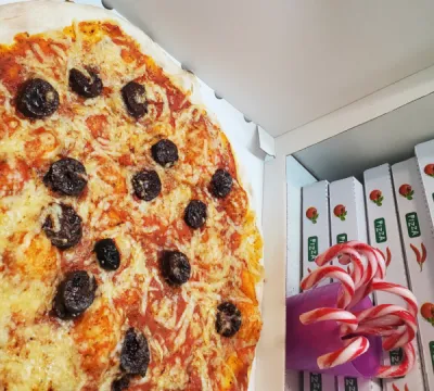 Pizza Figatelli en livraison cuite au feu de bois dans notre pizzeria à Salon de Provence